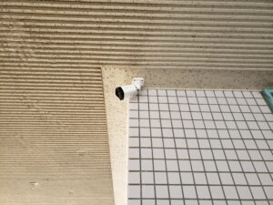 学校にて防犯カメラを取り付け