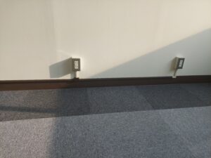 神戸市中央区　事務所　コンセント増設（モール施工）　LED工事